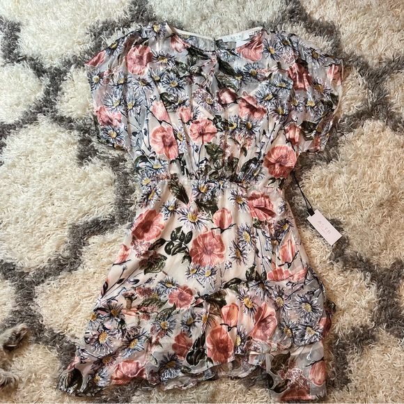 Sold ASTR the label floral dress - Picture 4 of 9